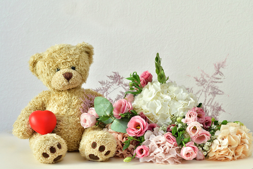 urso de pelúcia com flores - Assaí Atacadista - produtos para vender no Dia das Mães