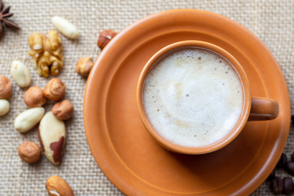 xícara com chá de amendoim com canela - bebidas de São João - Assaí Atacadista